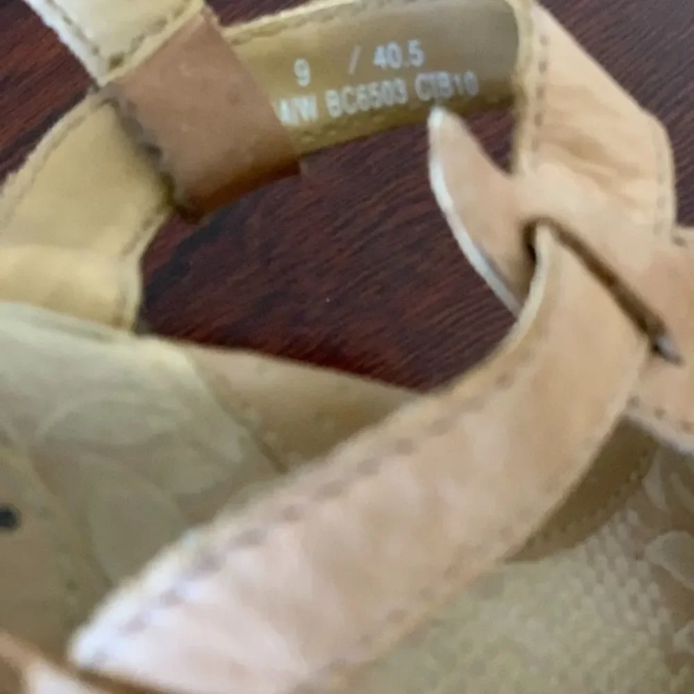 Born BOC BEIGE LEATHER SANDALS SIZE US 9​​​​